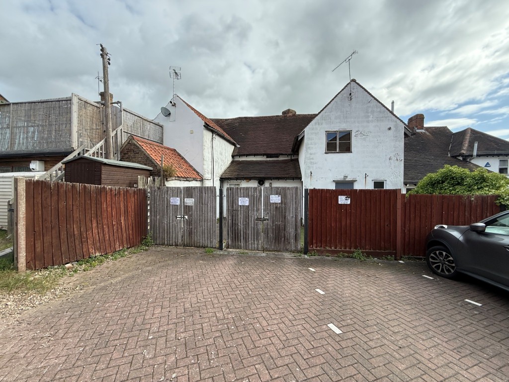 Lot: 69 - RESTAURANT PREMISES IN MALDON HIGH STREET WITH TWO BEDROOM FLAT ABOVE - Rear elevation of the building and gates to parking area